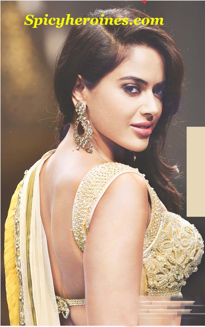Spicy Bollywood Actress Cute Sameera Reddy stunning boobs photos Sameera 
