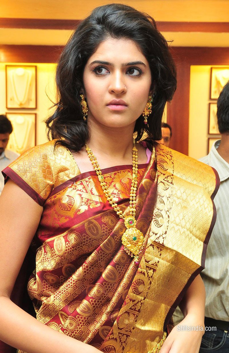 http://glmourheroine.files.wordpress.com/2010/12/telugu-cute-actress-latest-deeksha-seth-saree-stills.jpg